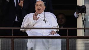 El Papa Francisco saluda a los fieles desde un balcón del hospital donde estaba ingresado.