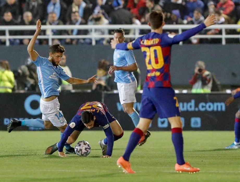 El defensa del UD Ibiza Miguel Núñez (i) pelea un balón contra el delantero FC Barcelona Carles Pérez (2i)