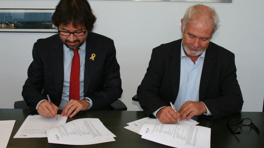 Ricardo Font, de FGC, i Òscar Cruz, de FCEH, signant l&#039;acord