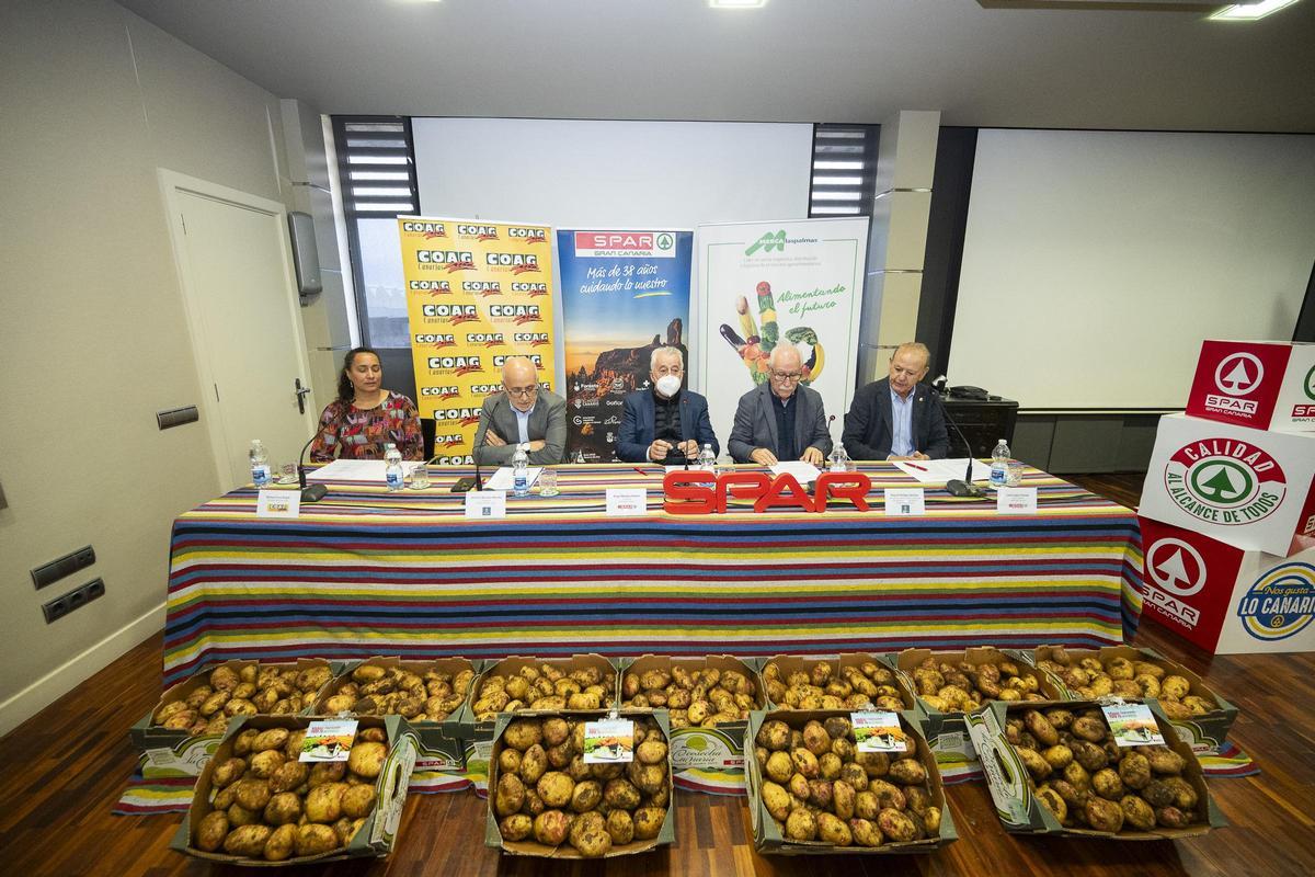 Un momento de la firma del convenio para la comerciación de la papa local entre Spar Gran Canaria, instituciones y agricultores.