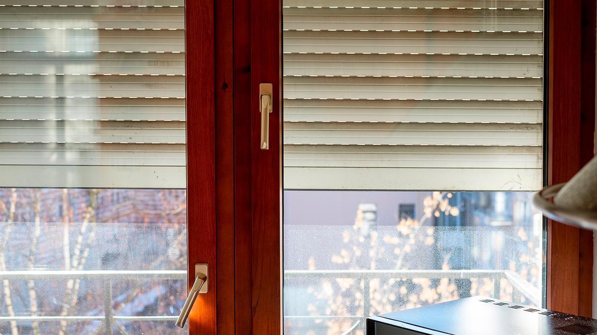Limpiar el exterior de las persianas: el inesperado artilugio de la cocina que las deja como el primer día