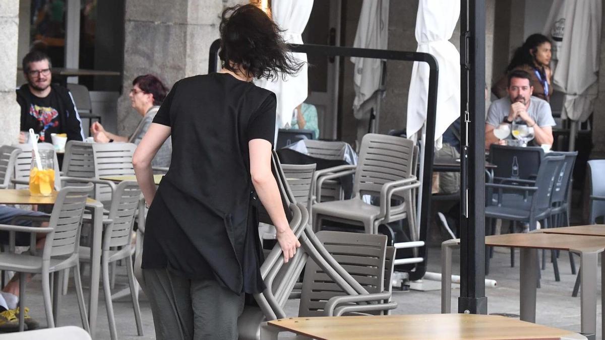 Una camarera trabaja en una terraza de A Coruña