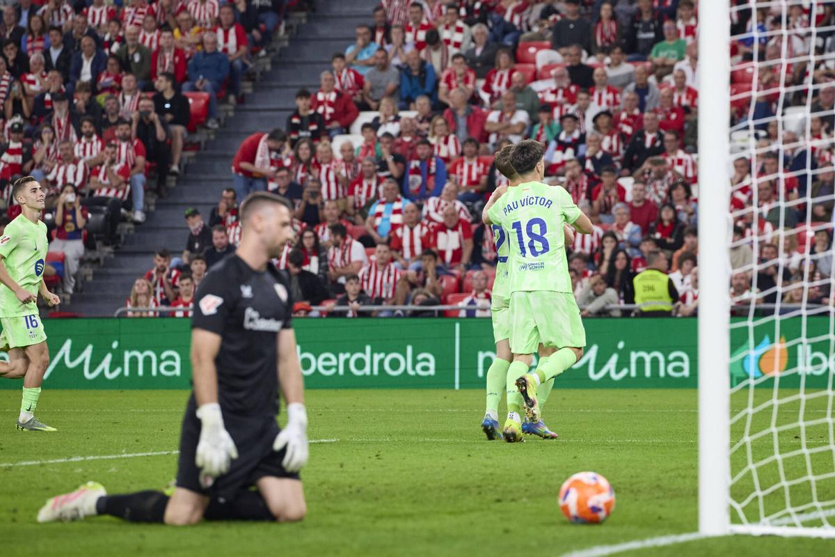 Pau Víctor hugs Olmo, with a beaten one simón in the penalty of 0-3.