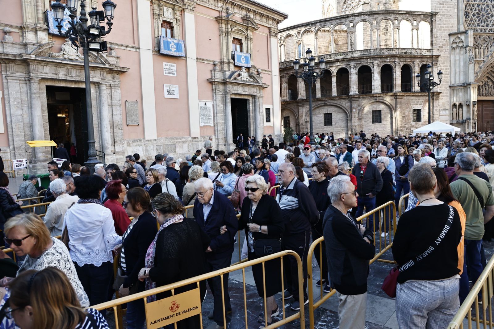 El Besamanos acoge a miles de fieles ante la Virgen