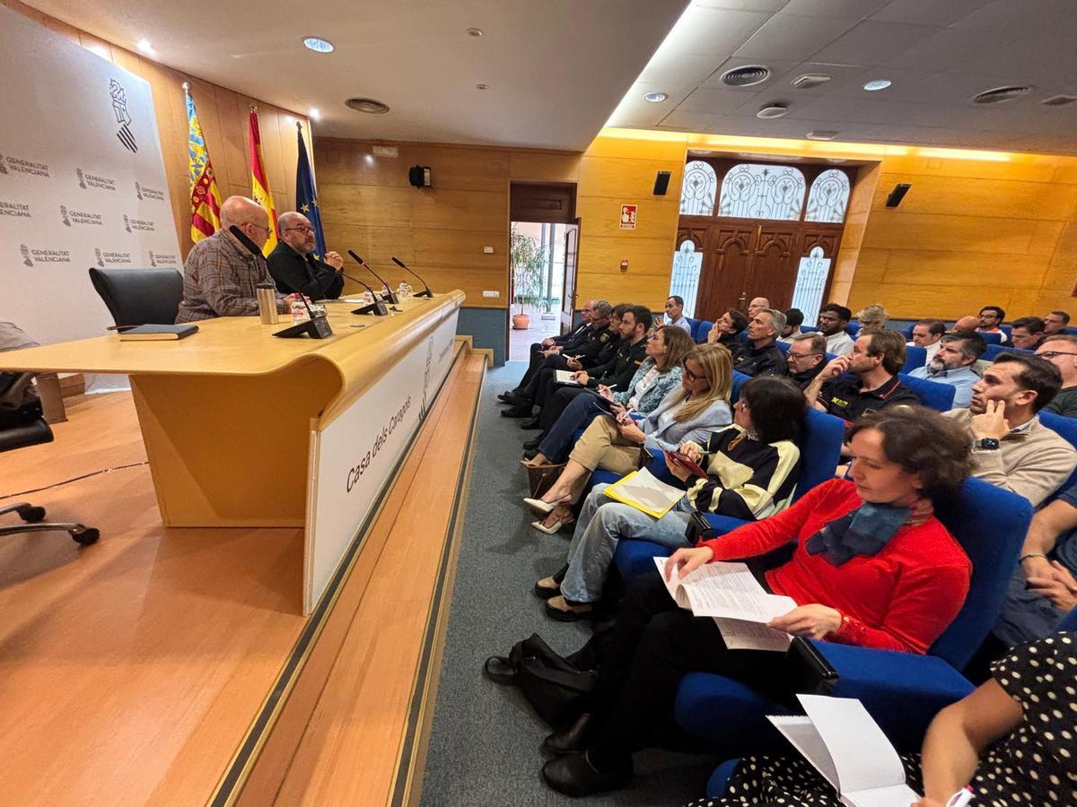 La Casa dels Caragols ha acogido la reunión operativa organizada por la Agencia Valenciana de Seguridad y Respuesta a las Emergencias (AVSRE), para avanzar en la organización de un simulacro en el polígono industrial del Serrallo.