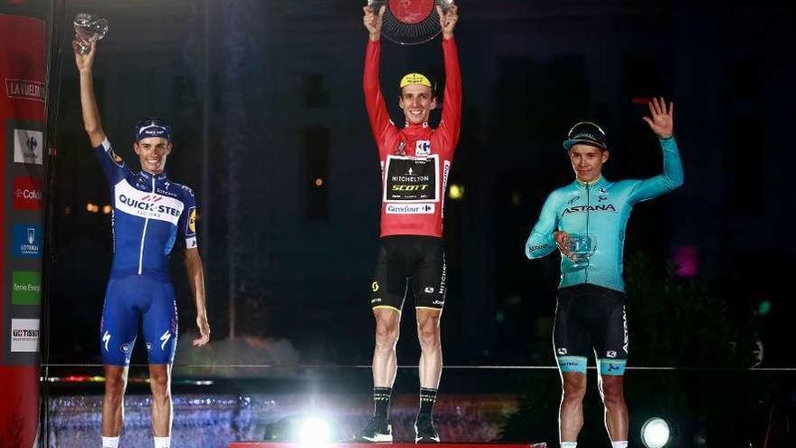 De izquierda a derecha, Enric Mas, Simon Yates y Miguel Ángel López, ayer, en el podio de la Vuelta.