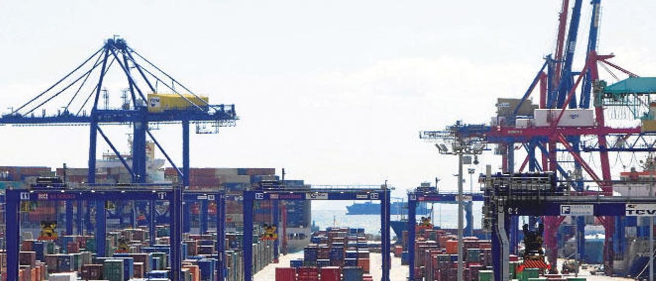 Terminal  de contenedores del puerto de Valencia, que vuelve a ser líder en el Mediterráneo tras adelantar al de Algeciras en contenedores.