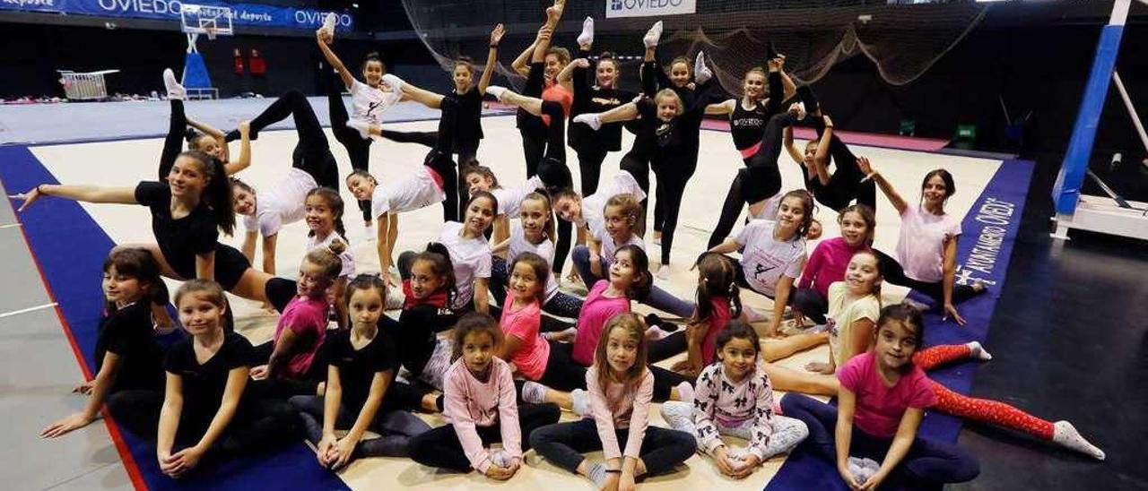 Integrantes del Club Gimnasia Rítmica La Corredoria, en el Corredoria Arena.