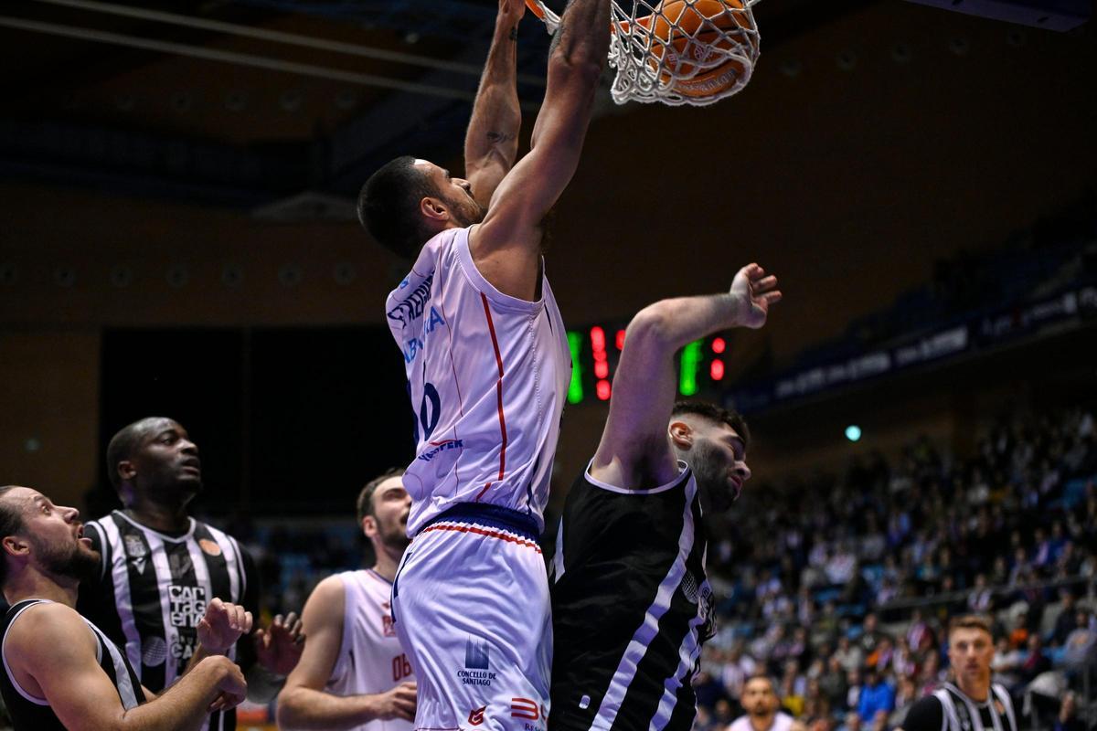 Aitor Etxeguren, del Obraodiro, ante el Caesa Cartagena.