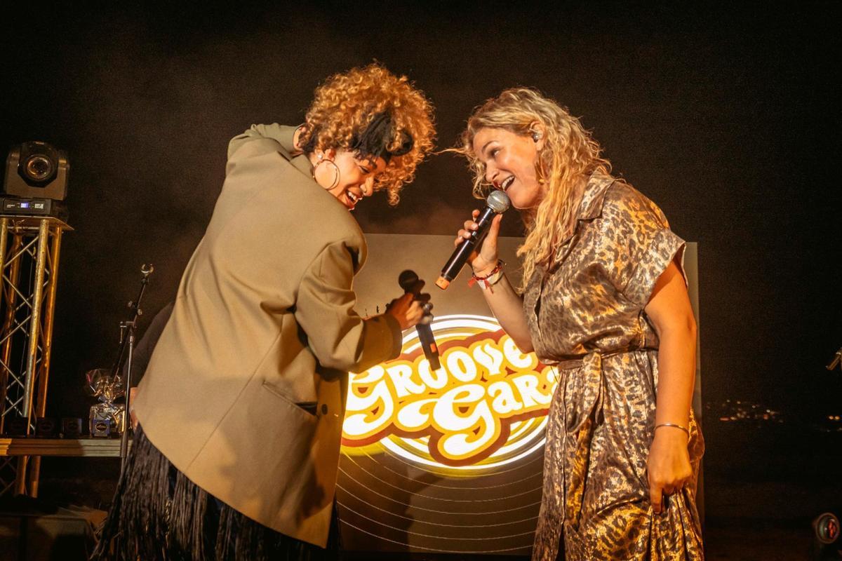 Noemí (groove garage ) y Mimi Barber cantando en el 'III Festival de la Canción' Ibiza.
