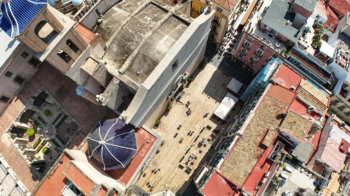 Abad Penalva, la plaza donde la historia convive con las celebraciones más alicantinas