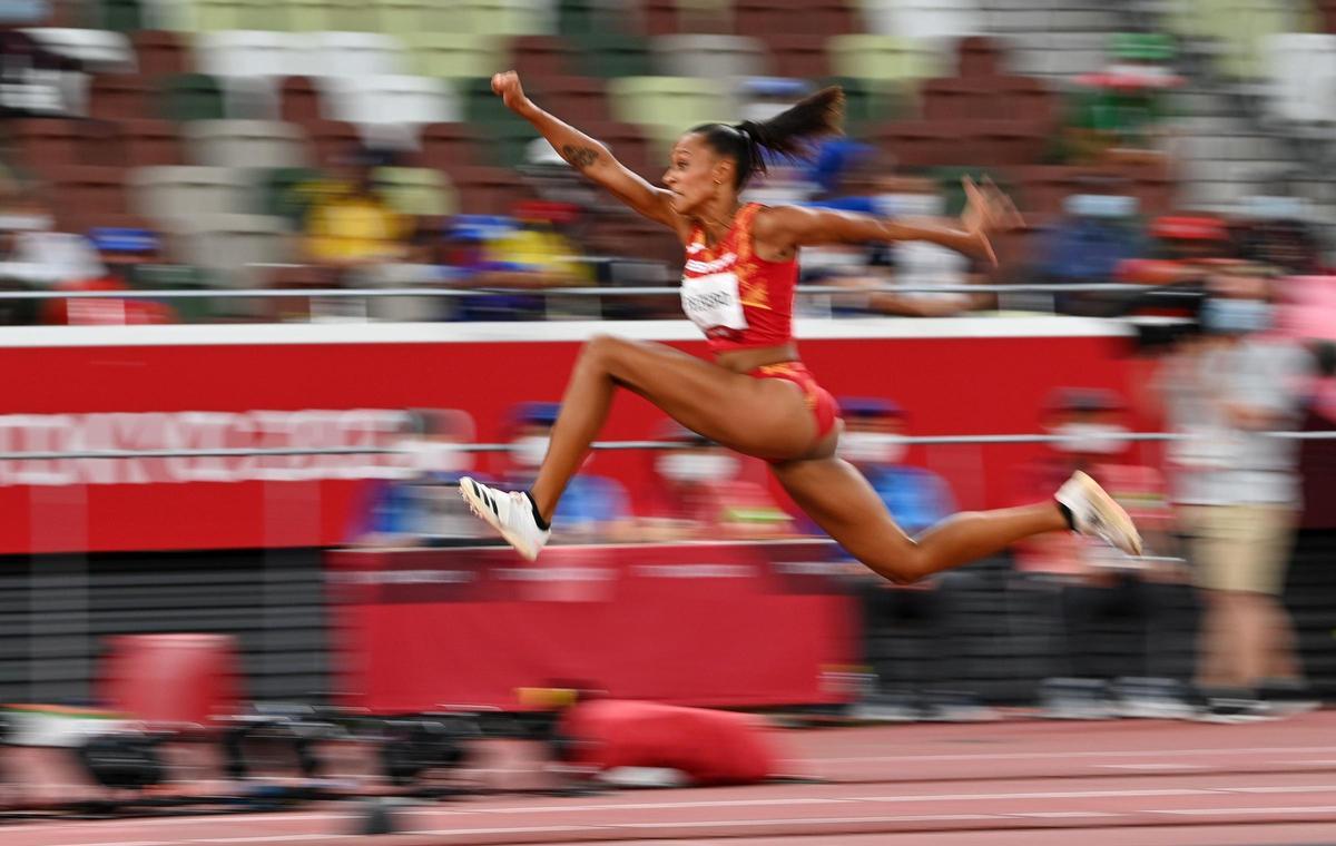 Ana Peleteiro se cuelga la medalla de bronce en triple salto