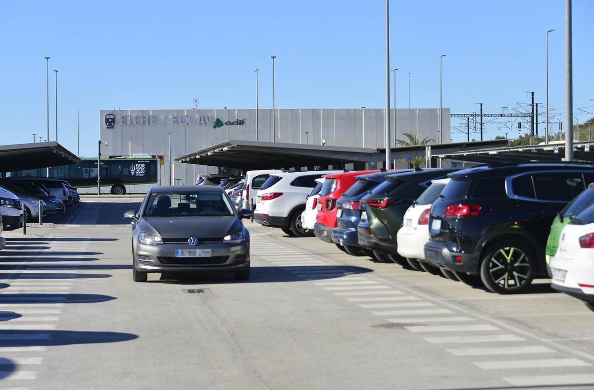 Adif reconoce que uno de los mayores reclamos de la estación de Matola está en la gratuidad del aparcamiento. | MATÍAS SEGARRA