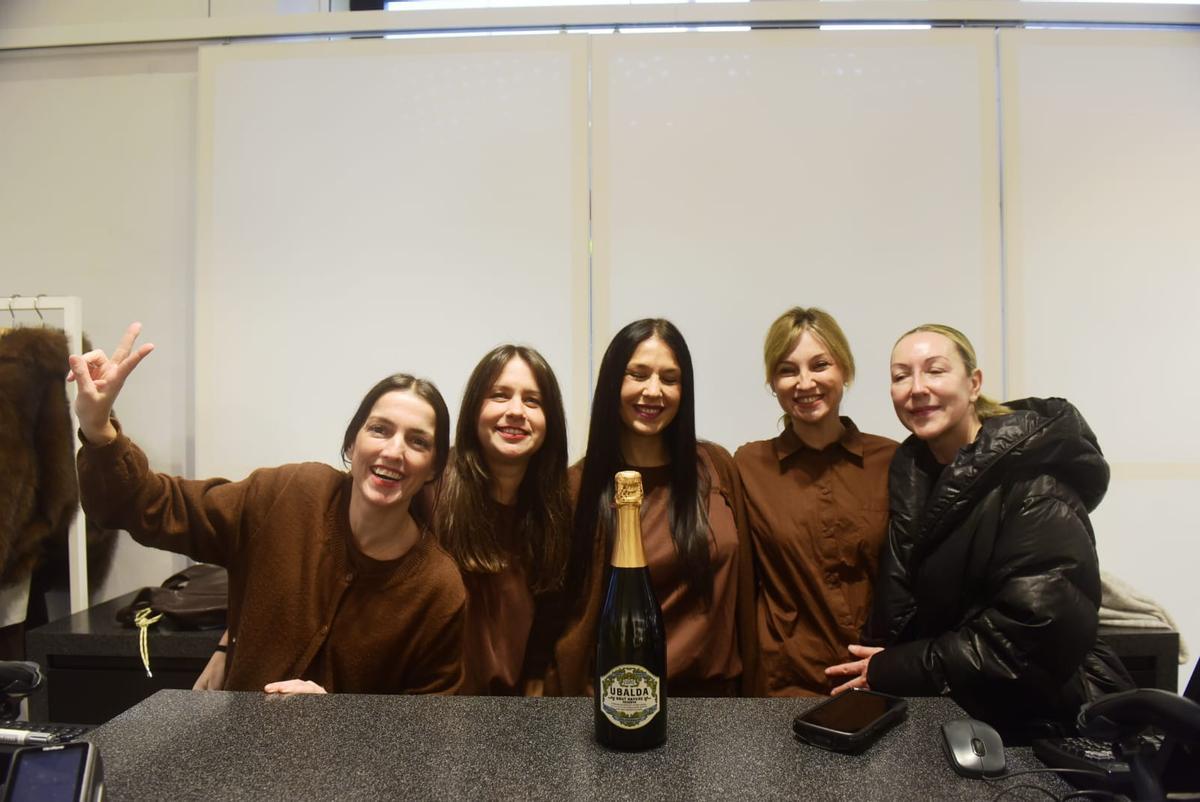 Empleadas de la tienda de Bimba y Lola en la plaza de Lugo de A Coruña celebran que les ha tocado el segundo premio del sorteo de Lotería de Navidad.