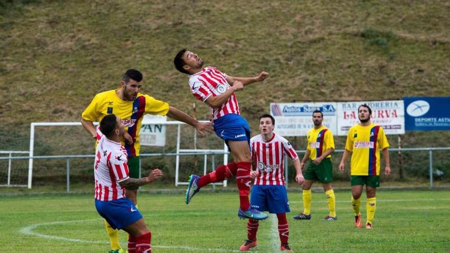 Una jugada del partido disputado ayer entre el Rayo Carbayín y el Andés.