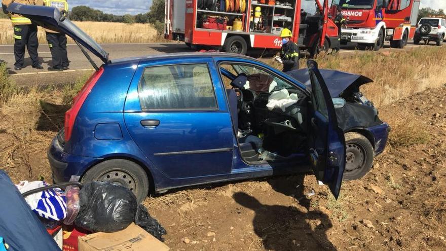 Tres heridos en una colisión en la carretera Cáceres-Badajoz