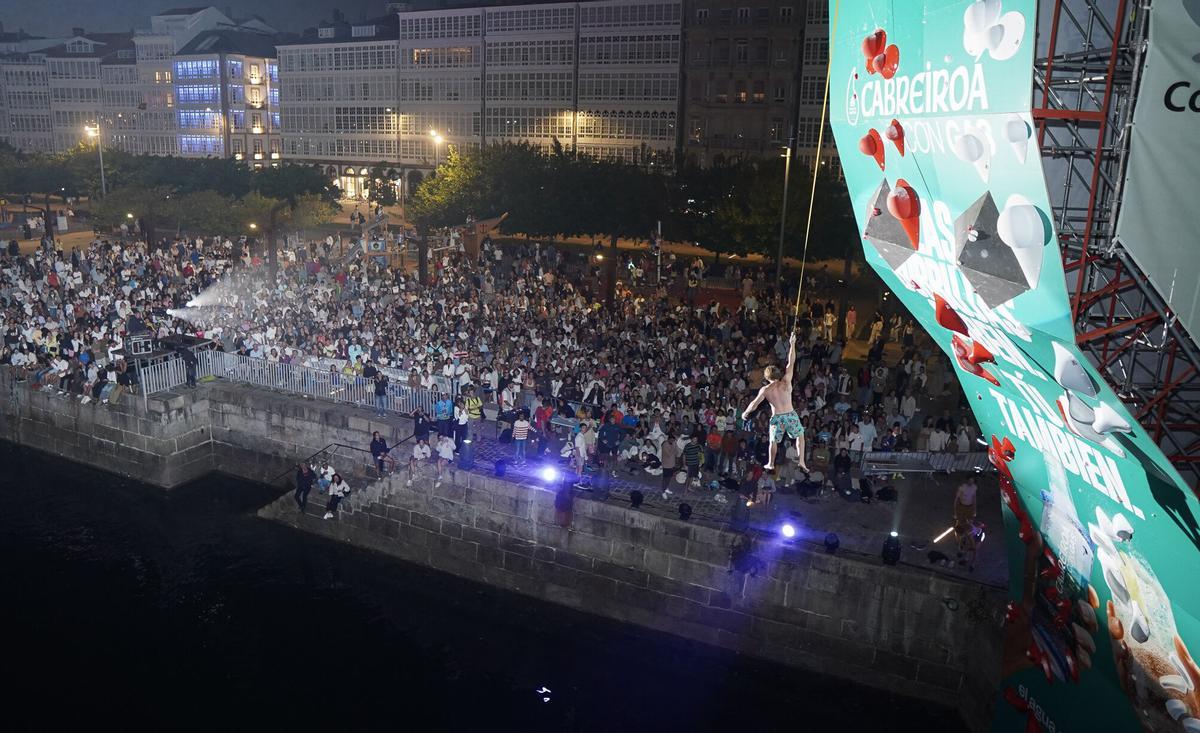 Multitudinaria final del psicobloc en GRAVITEO A Coruña Xacobeo