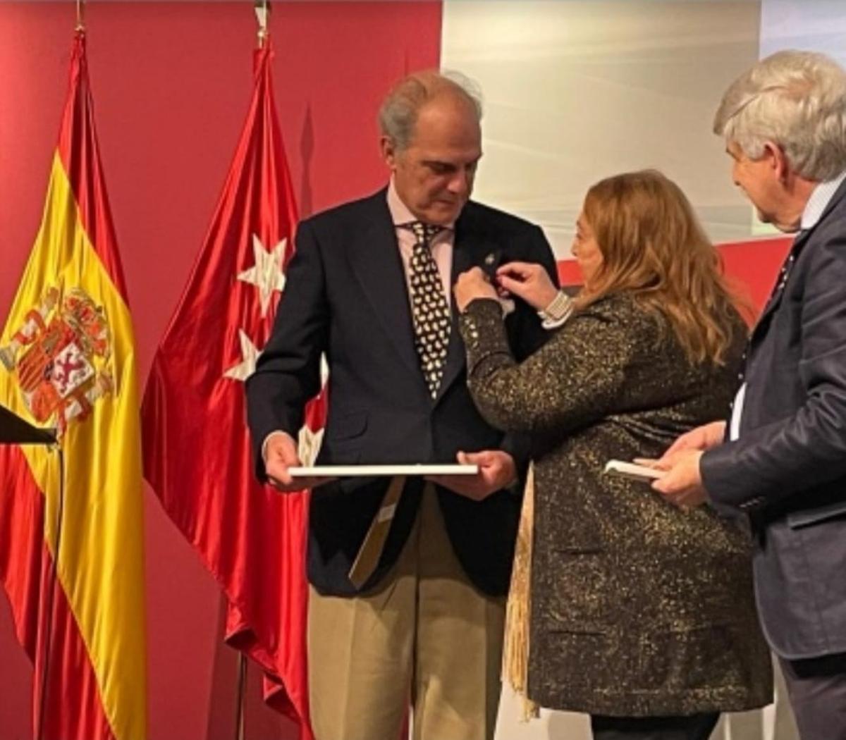 Muriel Feiner impone la insignia al zamorano Enrique Crespo.