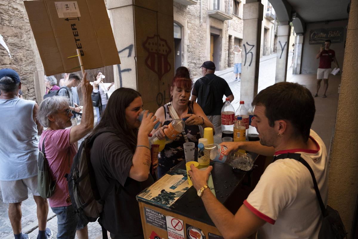 Imatges de la protesta en contra del projecte d'ampliació del polígon del Prat, el dia que s'ha suspès el ple municipal per un ciberatac
