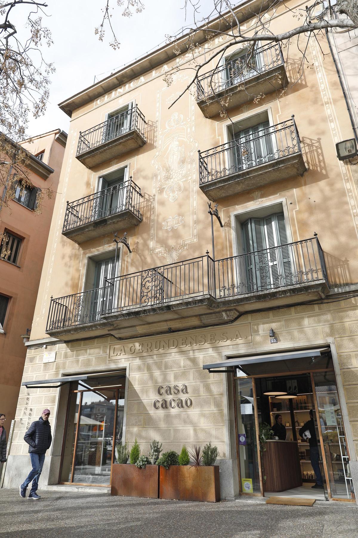 L’obrador és als baixos de l’edifici de l’antiga Clínica l’Esperança, a la plaça Catalunya, on també hi ha l’hotel Casa Cacao.