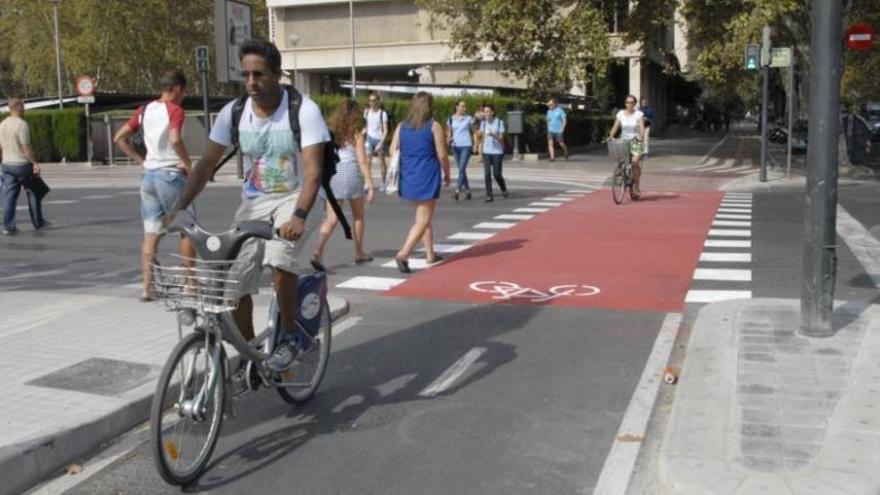 Mobilitat prueba un pavimento antideslizante para el carril bici