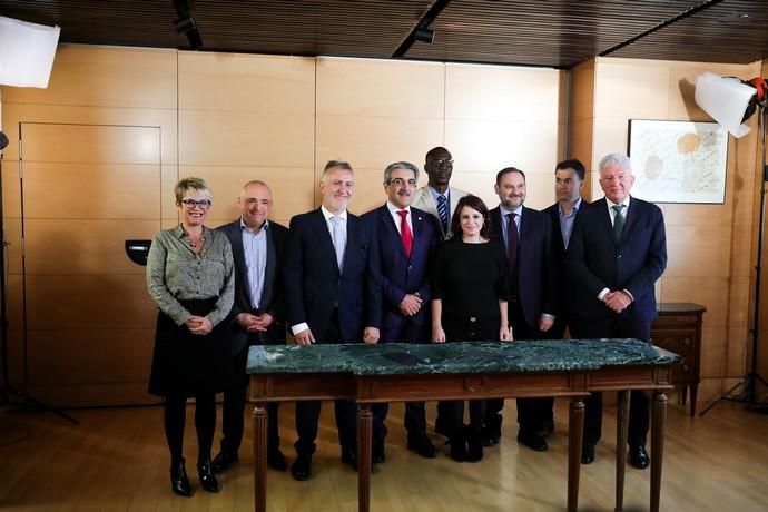 Firma en Madrid del acuerdo de investidura de Pedro Sánchez entre el PSOE y NC