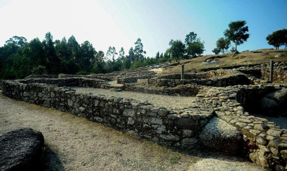 Ampliación de las excavaciones arqueológicas en el monte do Castro (Ribadumia). // Iñaki Abella