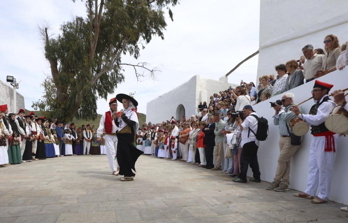 ‘Ball pagès’ en el Puig de Missa. | FOTOS: TONI ESCOBAR