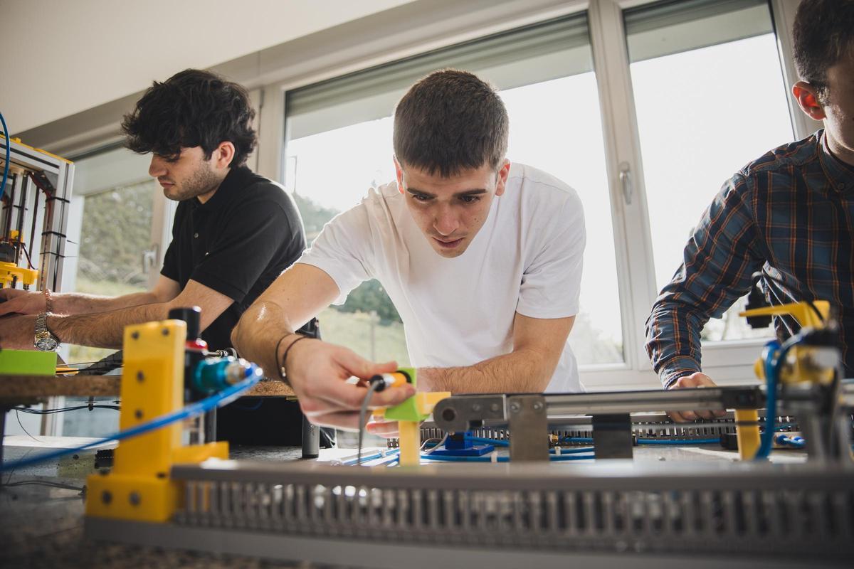Varios alumnos en  un ciclo de FP en el  Montecastelo, en Vigo.