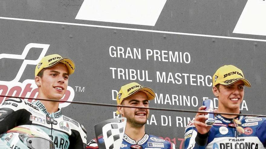 Joan Mir celebra en el podio de San Marino el segundo puesto conseguido en el día de ayer.