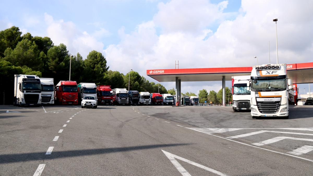 Pla general de camions aparcats en una àrea de servei de l&#039;AP-7 a l&#039;altura d&#039;Altafulla