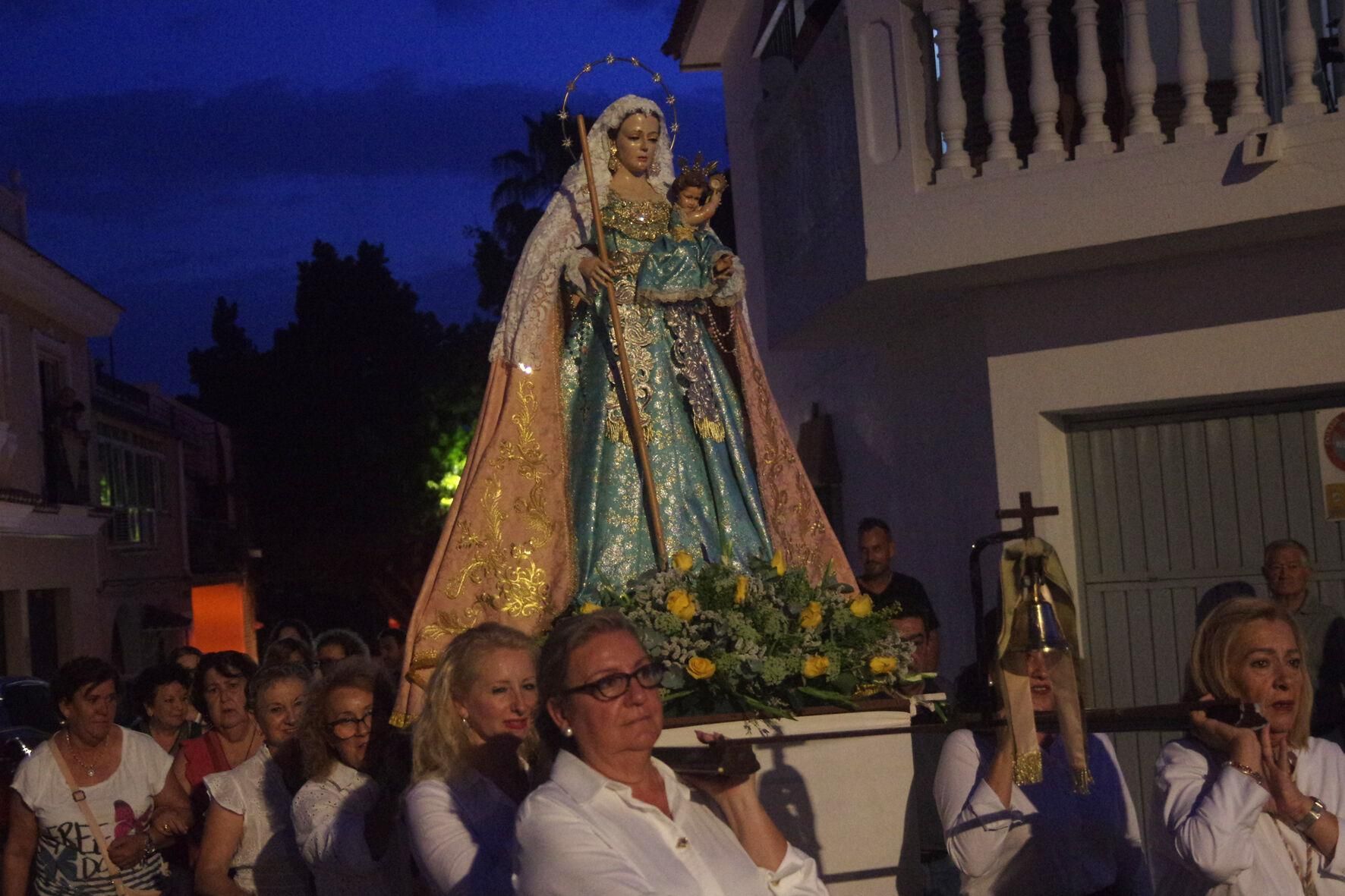 Traslado con antorchas de la Virgen de las Cañas a la parroquia de Nuestra Señora de los Dolores, en el Puerto de la Torre