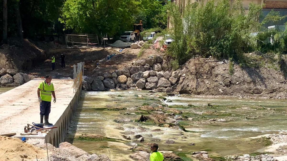 Obras de reparación en el entorno del río Clariano.