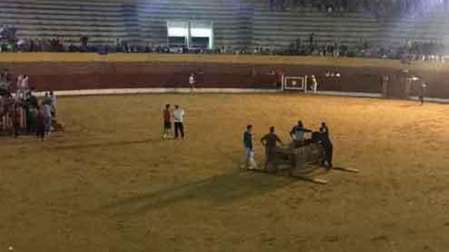 Momento de uno de los festejos taurinos celebrados en la noche del viernes en Fuentesaúco.