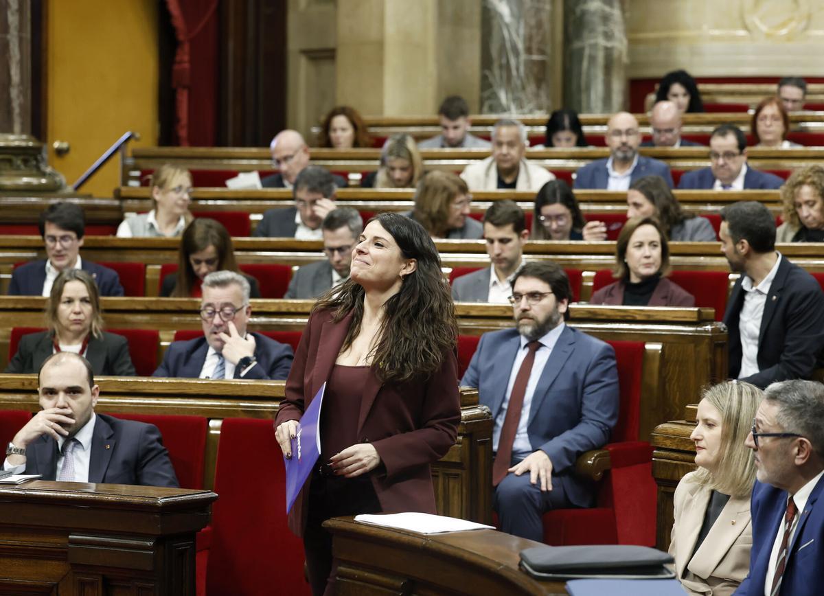La portavoz de JxCat, Mónica Sales, durante el debate monográfico sobre la crisis del Estado del Bienestar