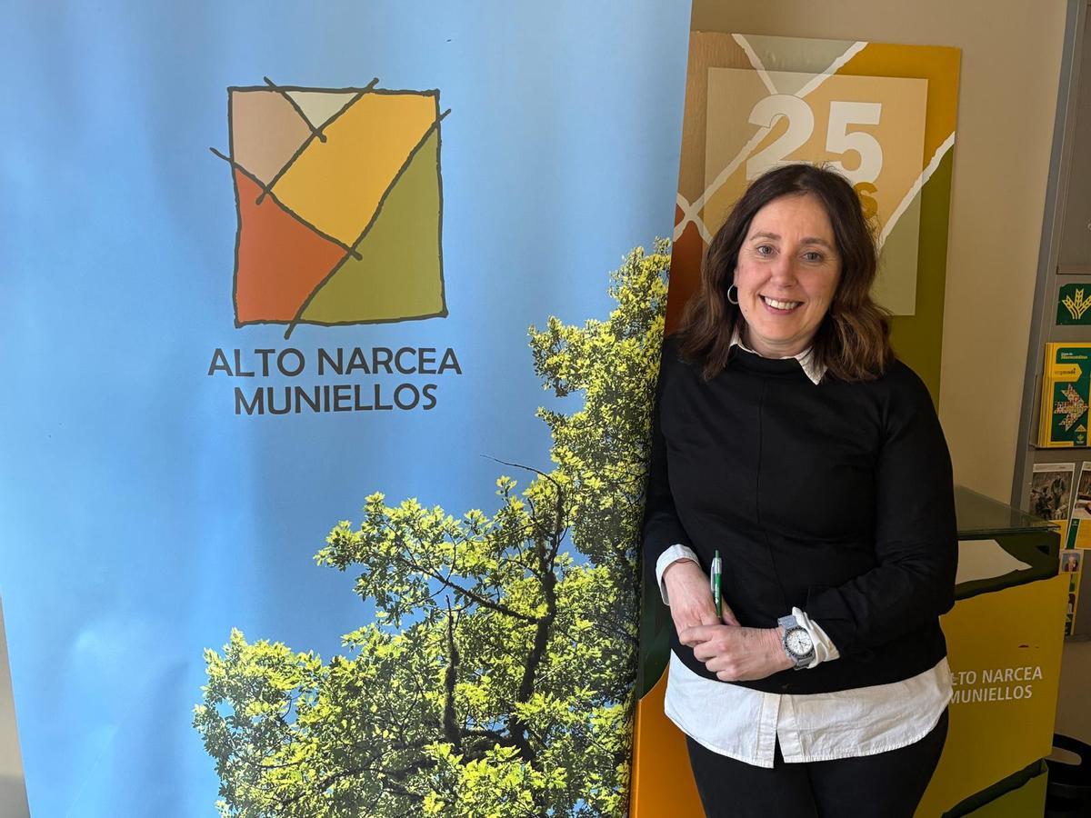 Belén Liste en la oficina del grupo de desarrollo de Cangas del Narcea.