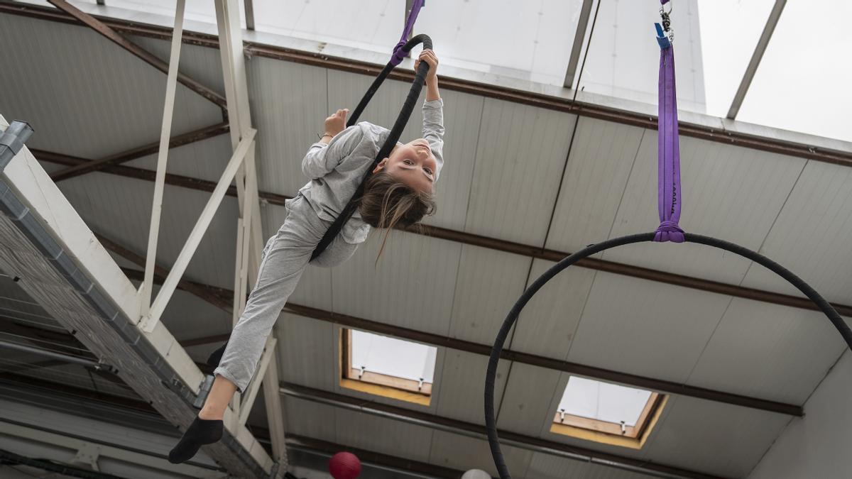 Una niña juega con un aro en la zona de yoga y mindfulness del Nest.