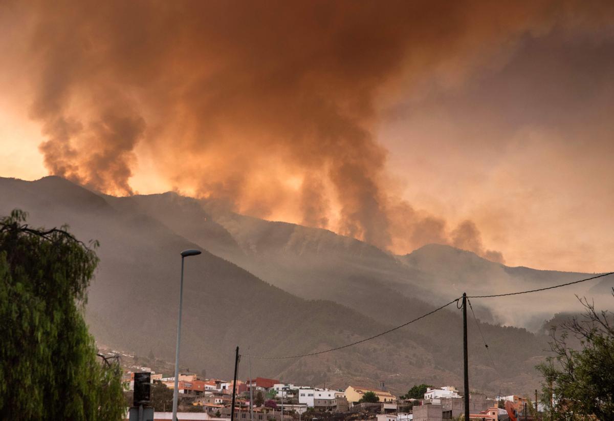 El incendio forestal de Tenerife, sin control