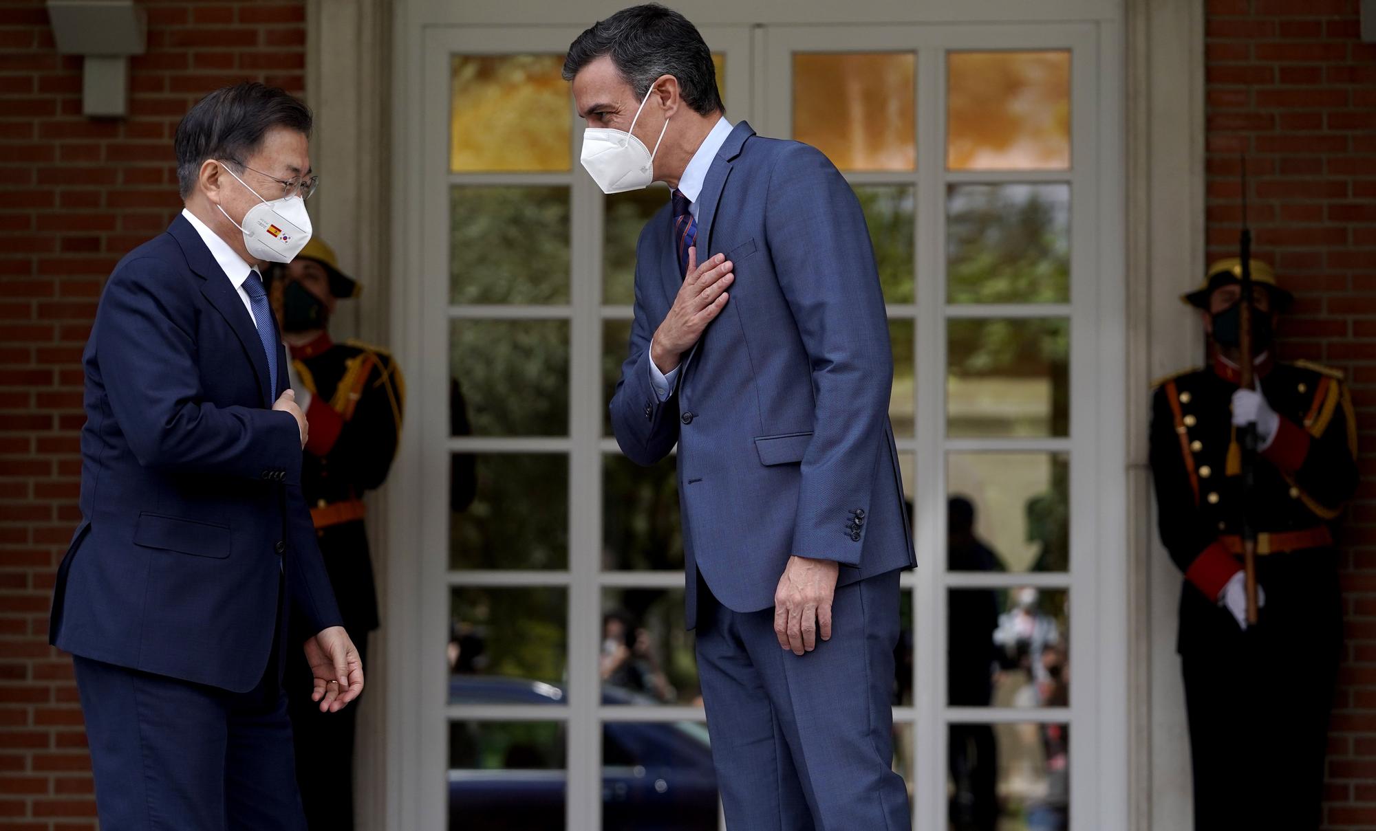 Pedro Sánchez recibe en Moncloa al presidente de la República de Corea, Moon Jae-in