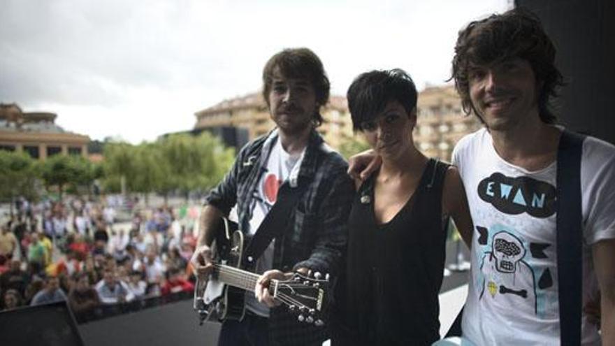 Desde la izquierda, David Feito, Raquel del Rosario y Juan Luis Suárez, ensayando sobre el escenario de la plaza de Europa.