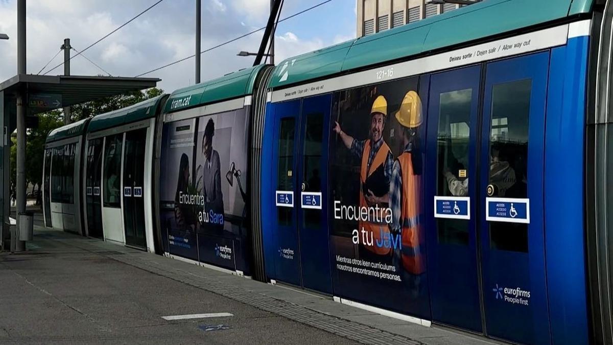 Acció de la campanya 'Troba el teu…' al Tramvia de Barcelona