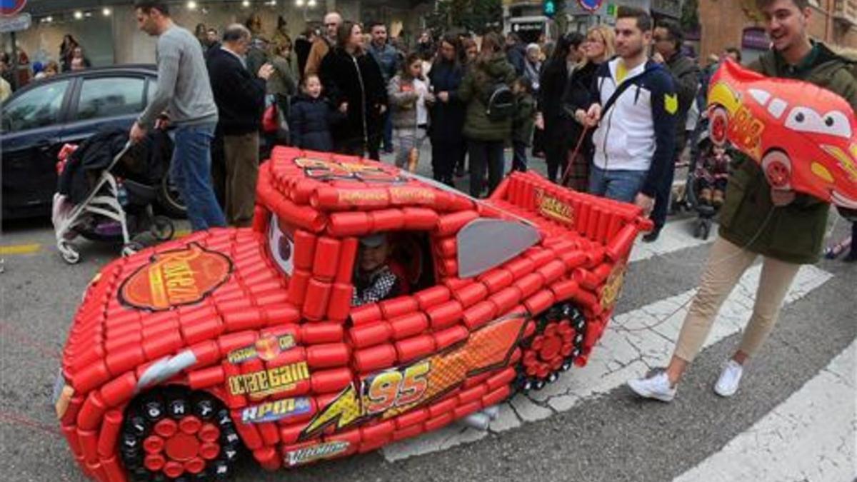 Miles de personas arrastran latas para llamar a los Reyes en Algeciras