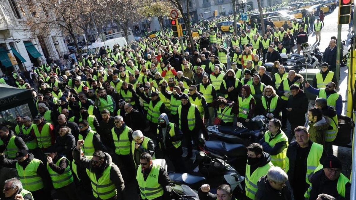 Concentración de taxistas frente a la Conselleria d'Economia