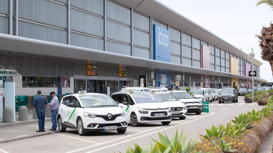 Los taxistas de Ibiza reclaman que se anulen las VTC que no operen en tres meses