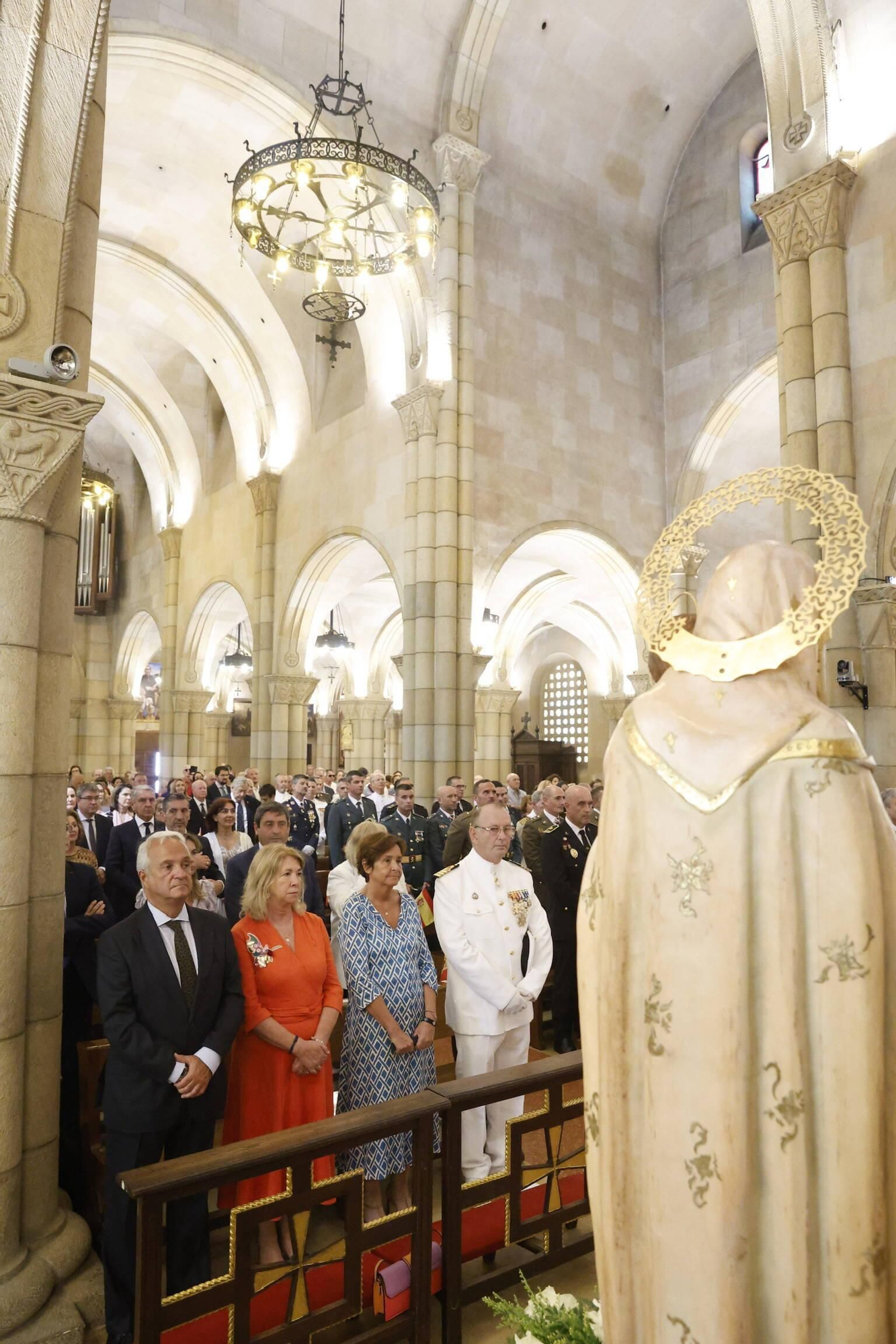 La misa con la Armada y la ofrenda floral del Carmen en Gijón, en imágenes