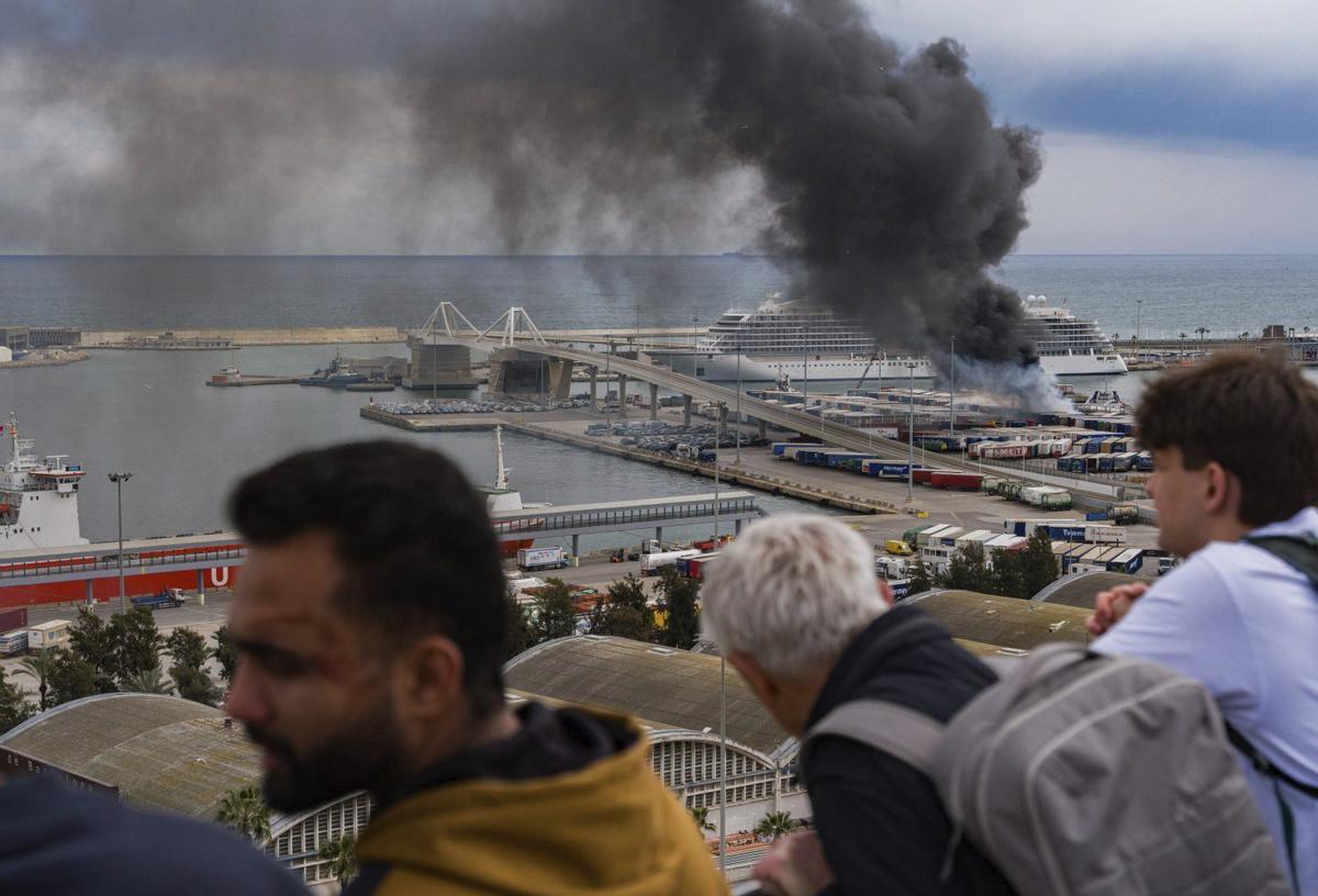 Un foc al port aixeca una gran columna de fum
