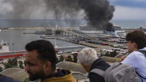 Un foc al port aixeca una gran columna de fum