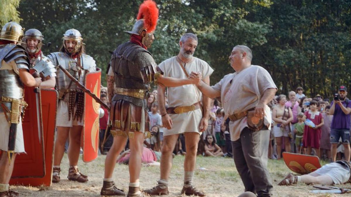 Saludo entre romanos y castrexos, en la feria Galaicoi.