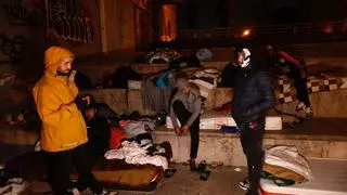 Los 300 migrantes que duermen bajo puentes del río recogen naranjas por 2 euros la hora