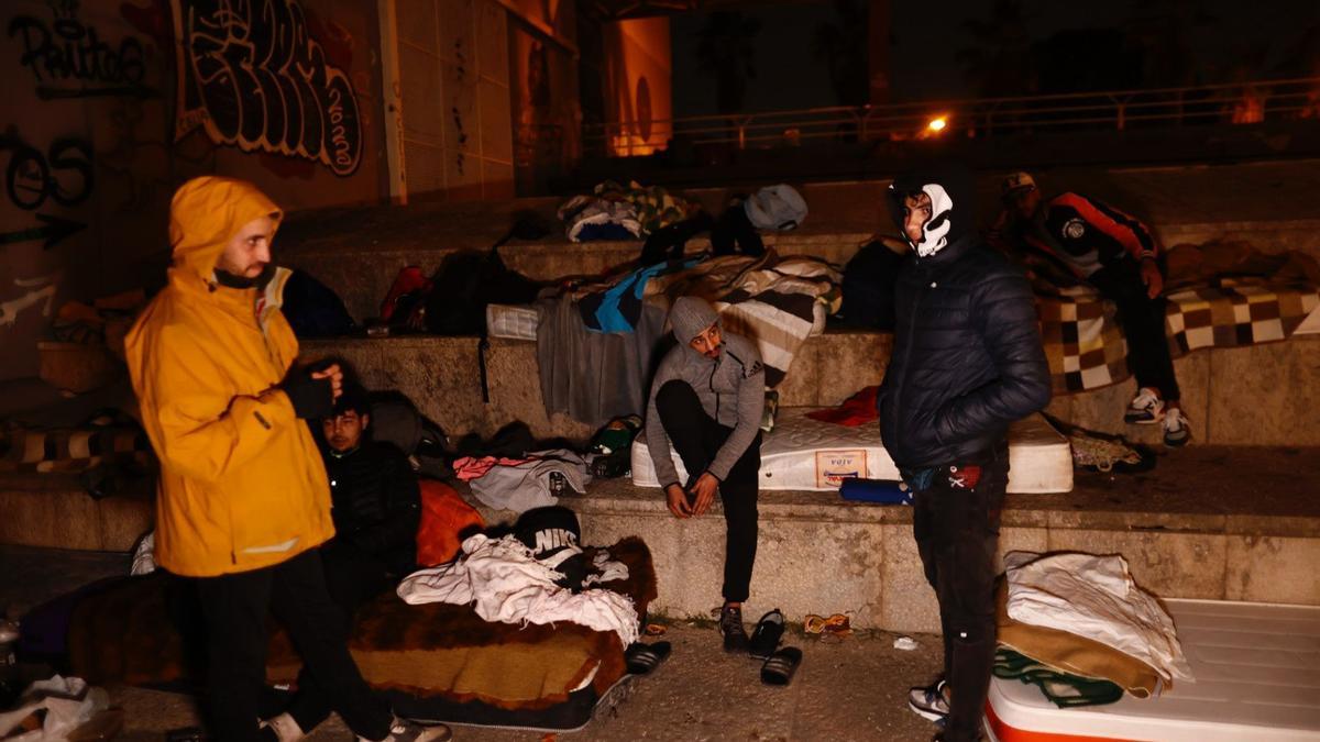 Varios jóvenes en un asentamiento en el cauce del río en Valencia.